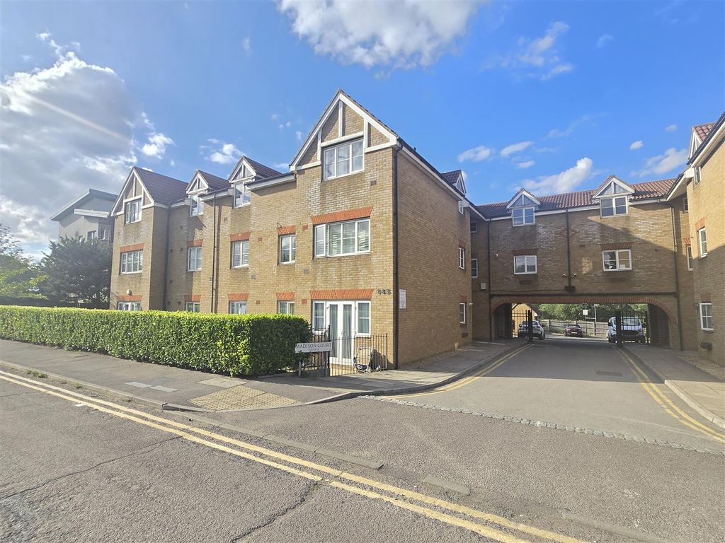 Property photo 1 of 11 Madison Court, Nw4.Jpg