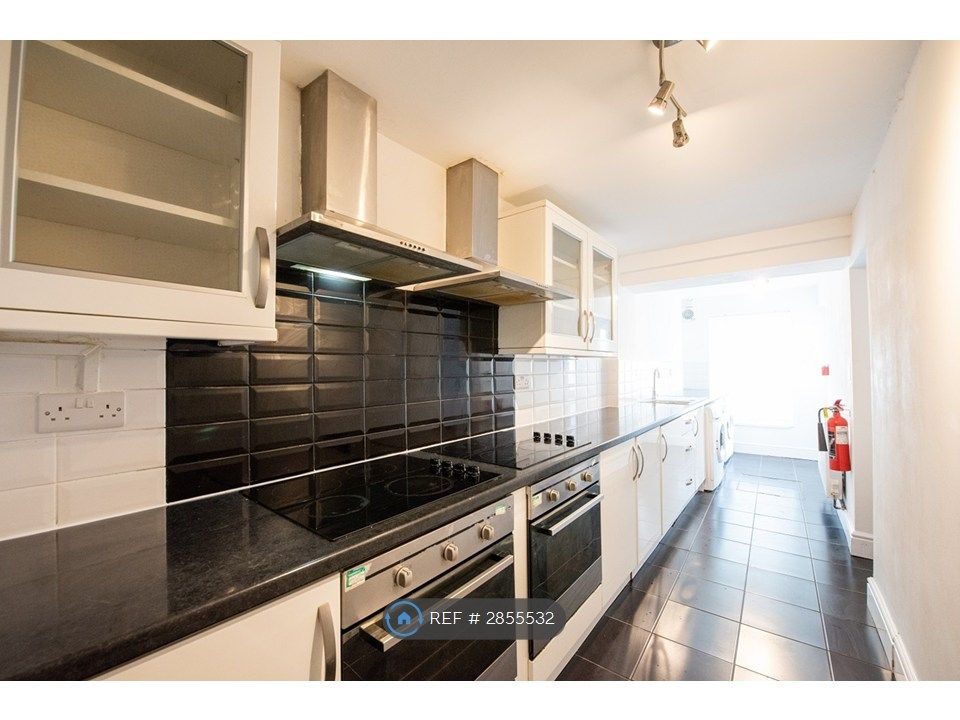 Property photo 3 of 7 Kitchen