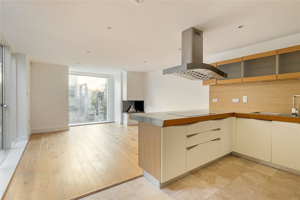 Property photo 3 of 11 Kitchen