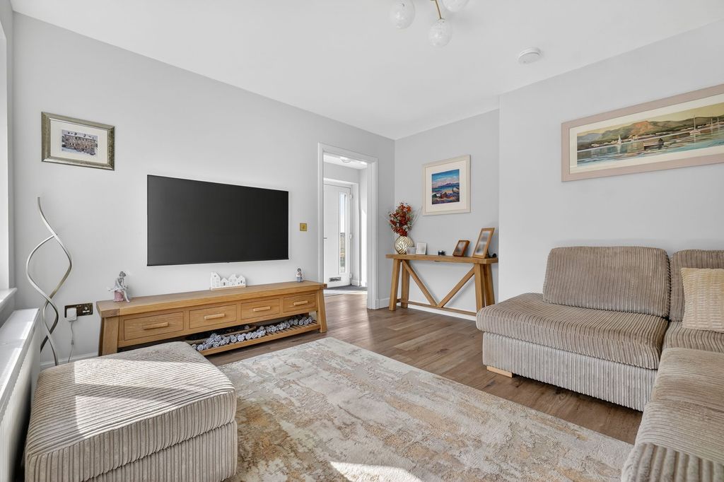 Property photo 3 of 27