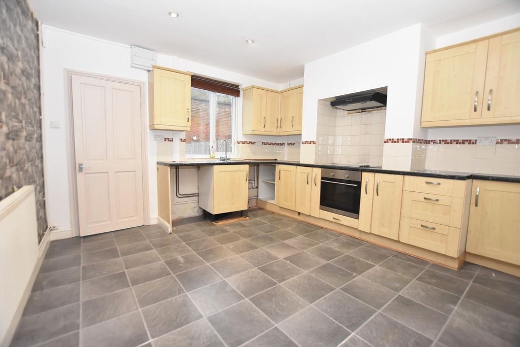 Property photo 3 of 9 Kitchen.Jpg