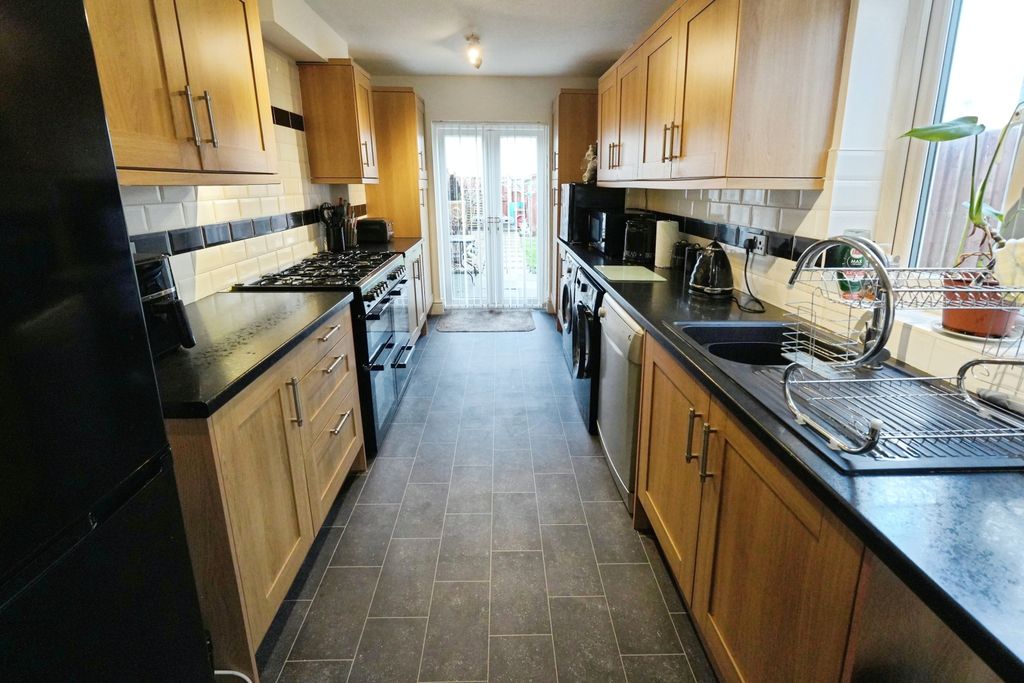 Property photo 3 of 19 Kitchen