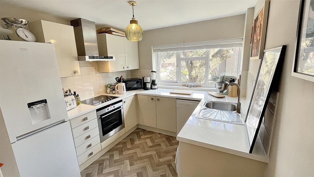 Property photo 3 of 8 Kitchen