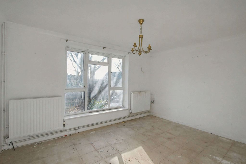 Property photo 3 of 16 107 Halcot Avenue, Bexleyheath, Kent, Da6 7Qa