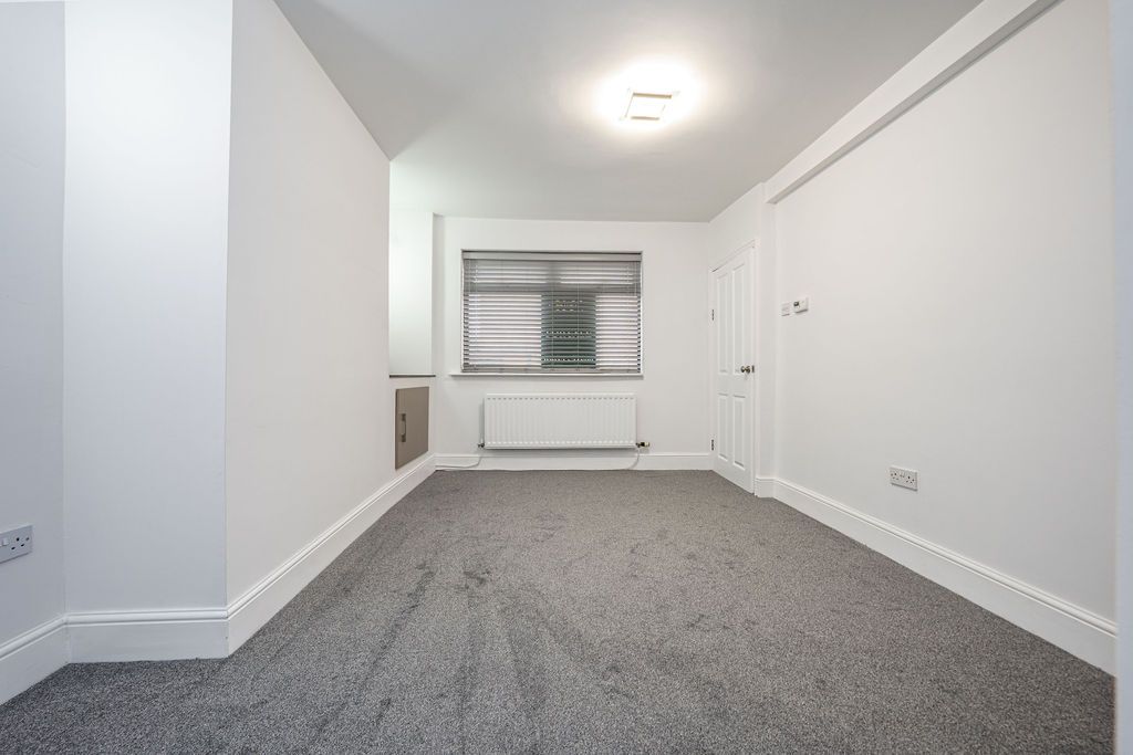 Property photo 3 of 13 Lounge 2