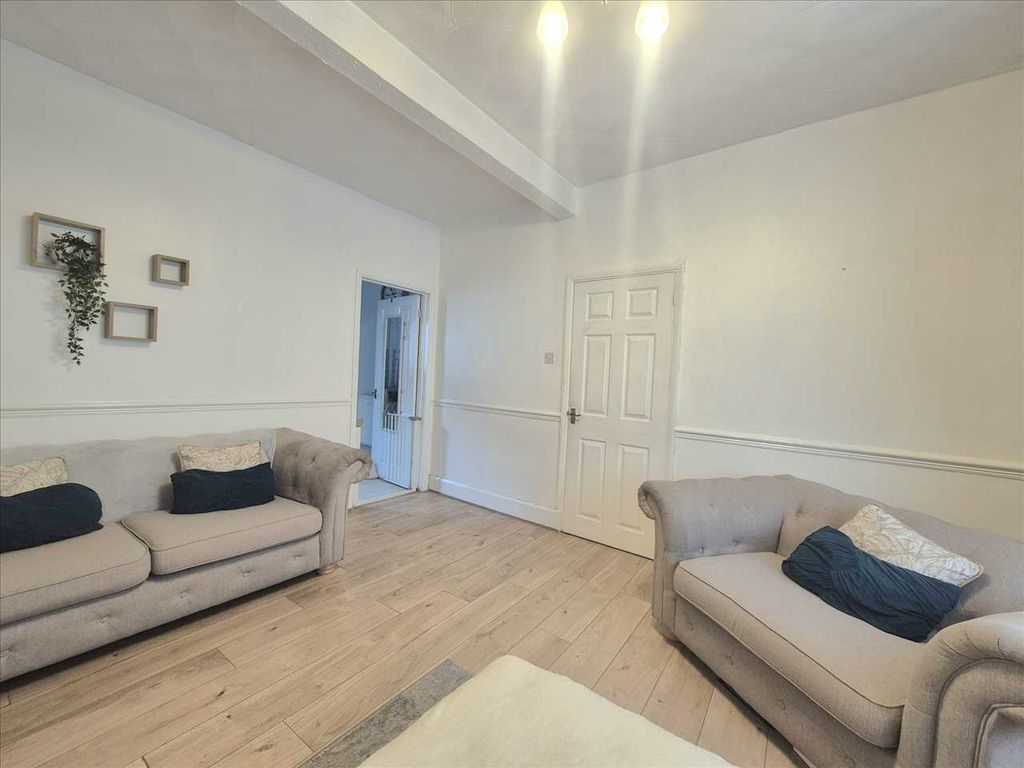 Property photo 3 of 19 Lounge