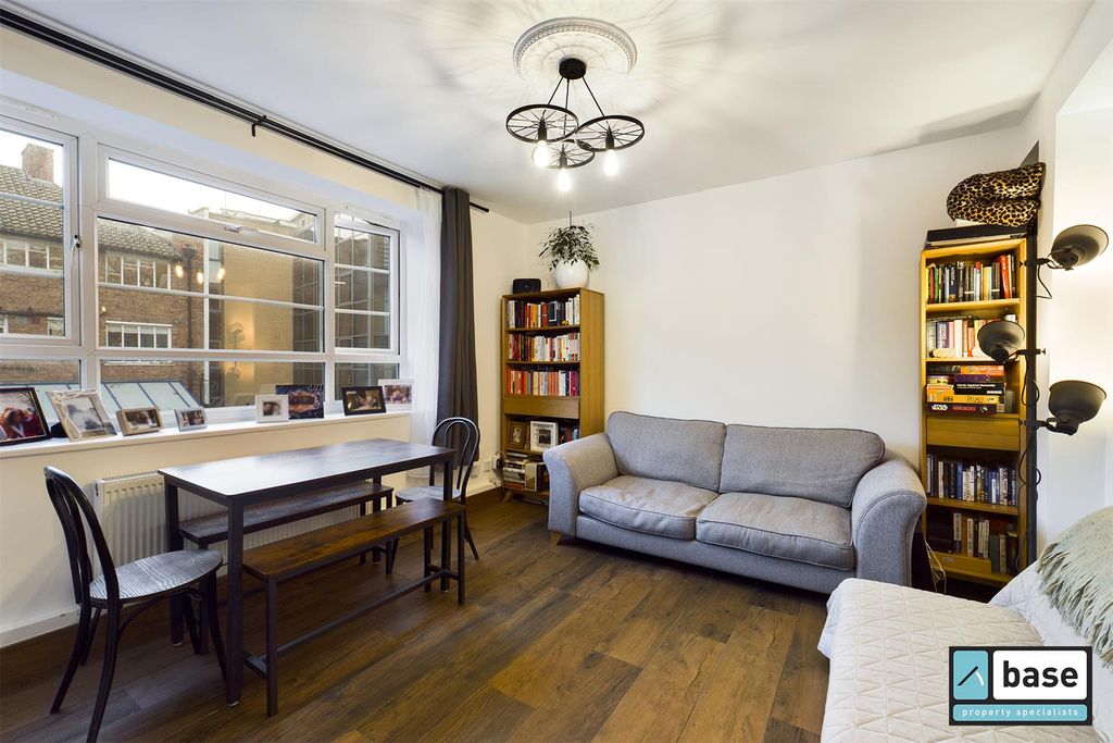 Property photo 2 of 13 Lounge