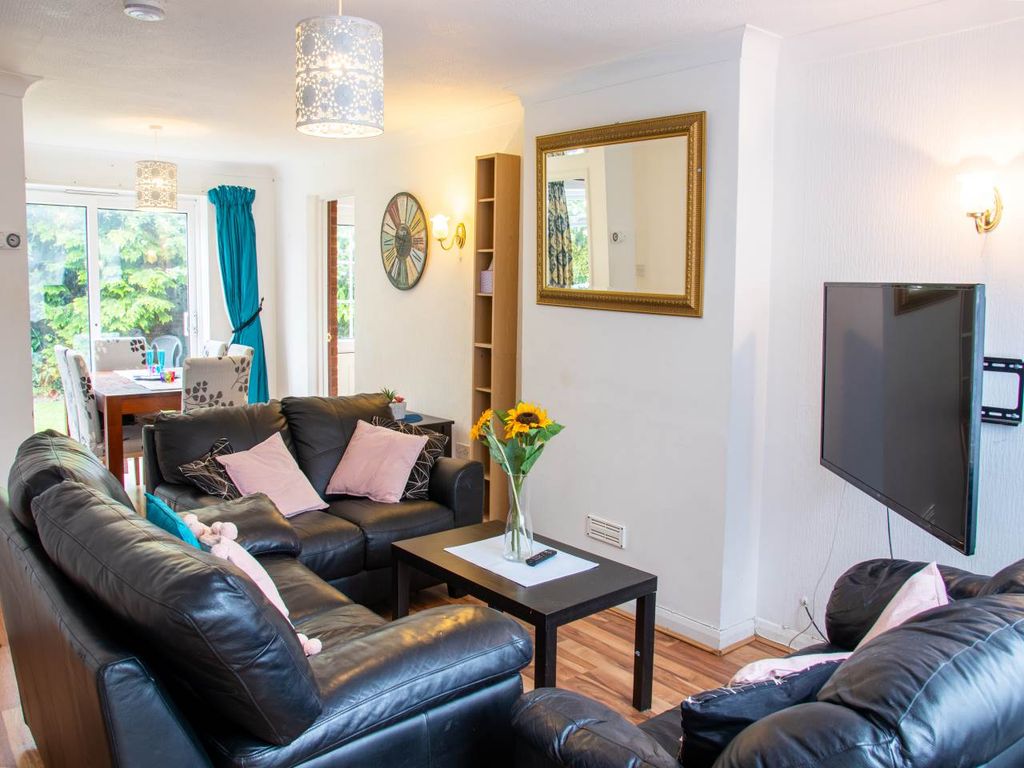 Property photo 1 of 13 Living Room