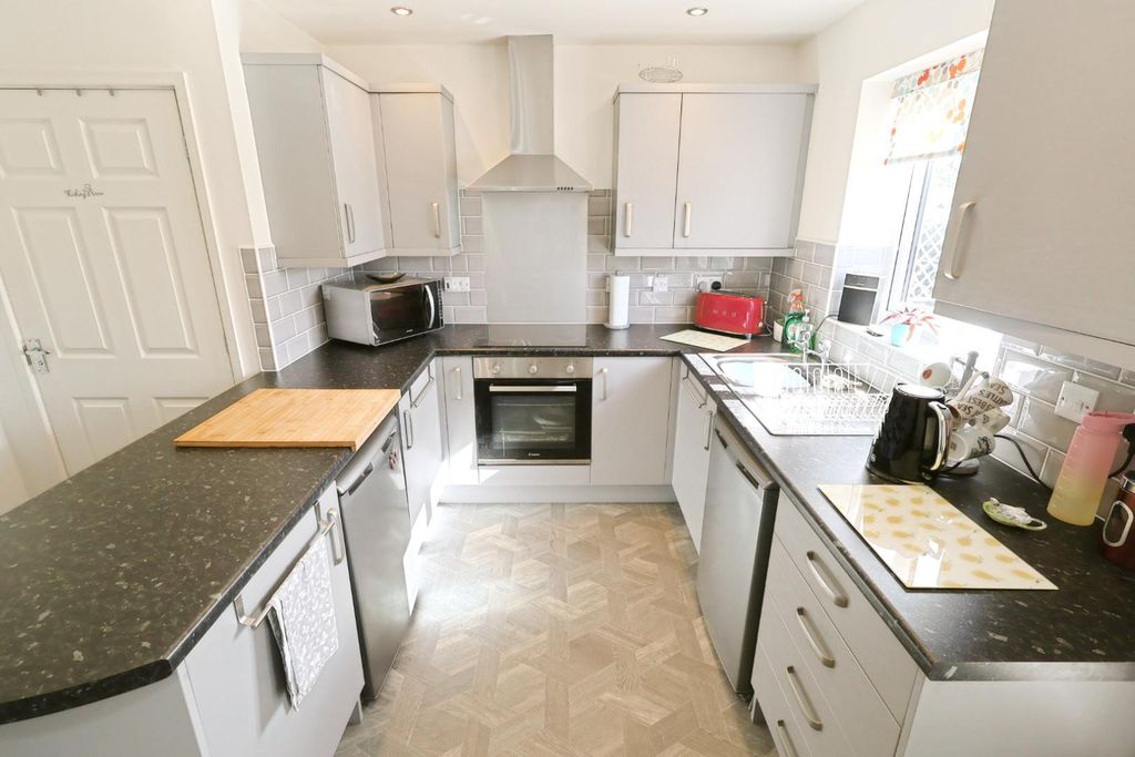 Property photo 3 of 16 Kitchen / Dining Room