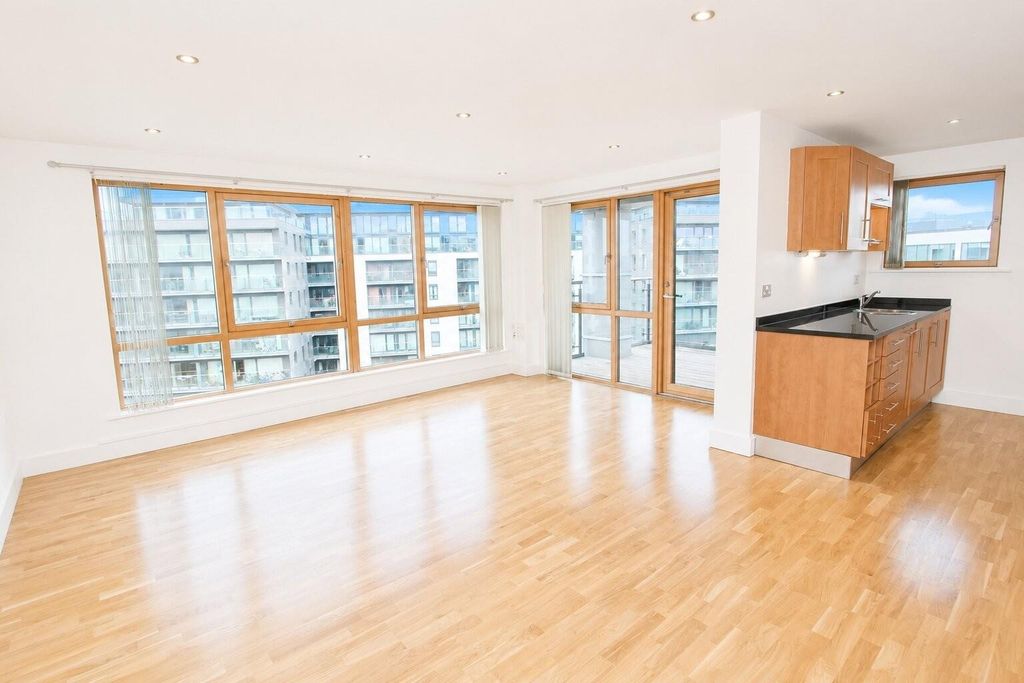 Property photo 1 of 14 Bright Open Plan Living Space With City Views...