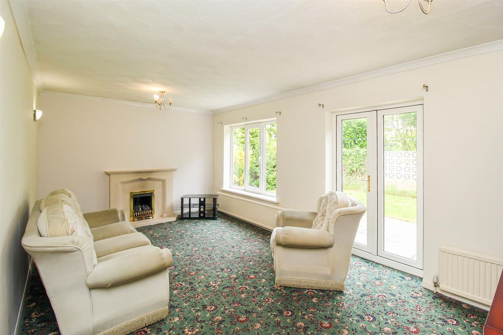 Property photo 2 of 16 Lounge