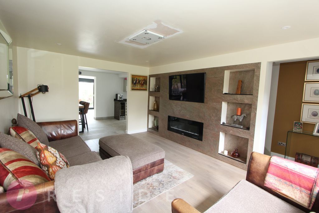 Property photo 2 of 19 Lounge