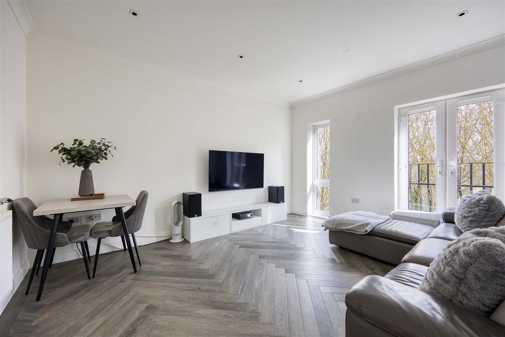 Property photo 2 of 11 Living Room