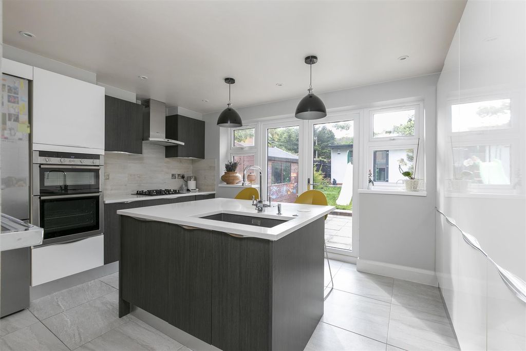 Property photo 1 of 25 Chapelmount Road, Ig8