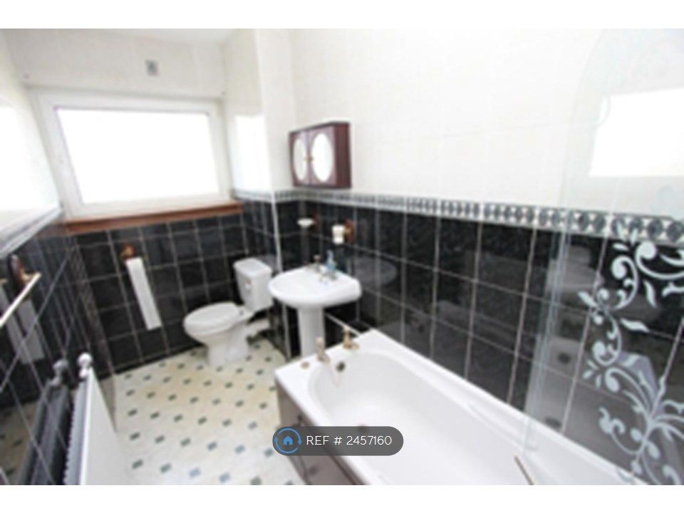 Property photo 1 of 10 Bathroom