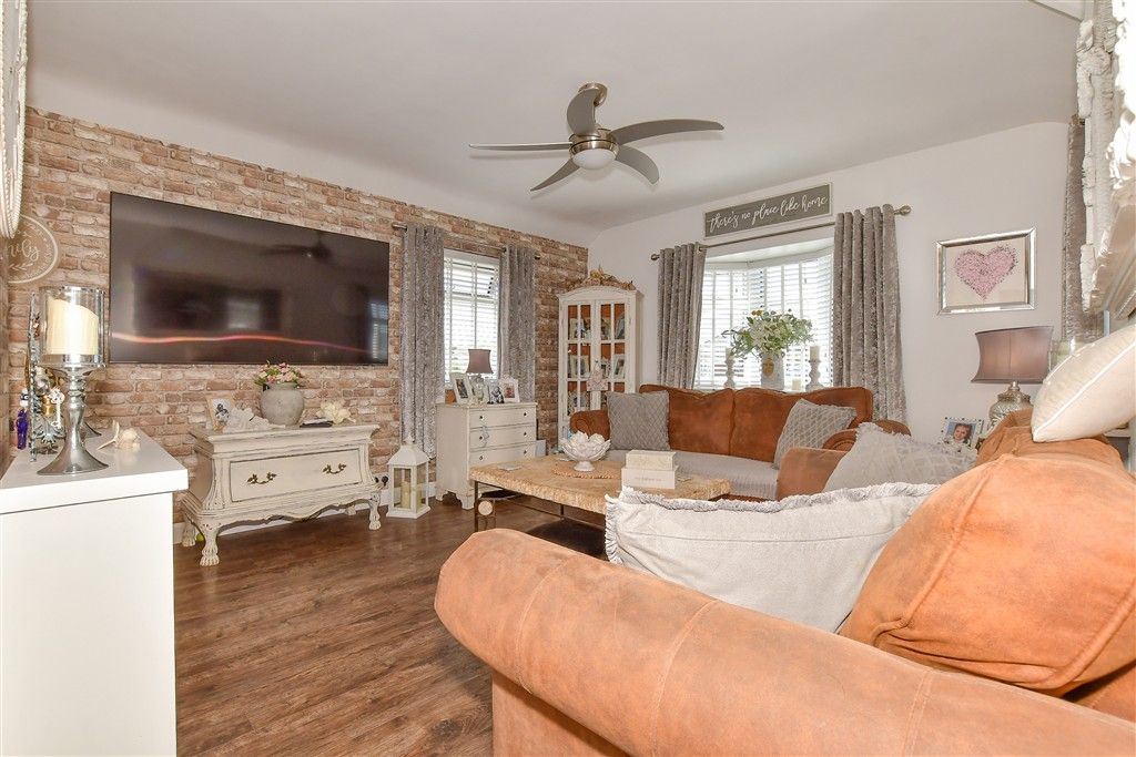 Property photo 3 of 17 Lounge