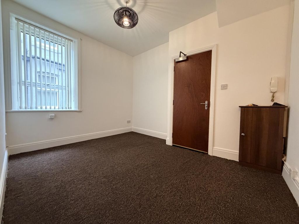 Property photo 1 of 10 Bedroom