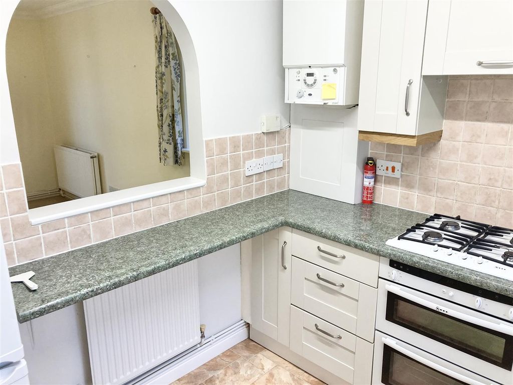 Property photo 3 of 10 Kitchen