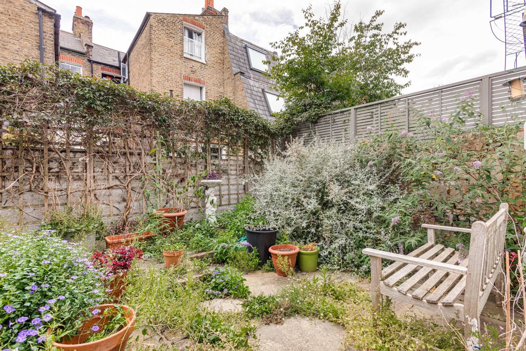 Property photo 3 of 11 Fabian Road 25-9.Jpg