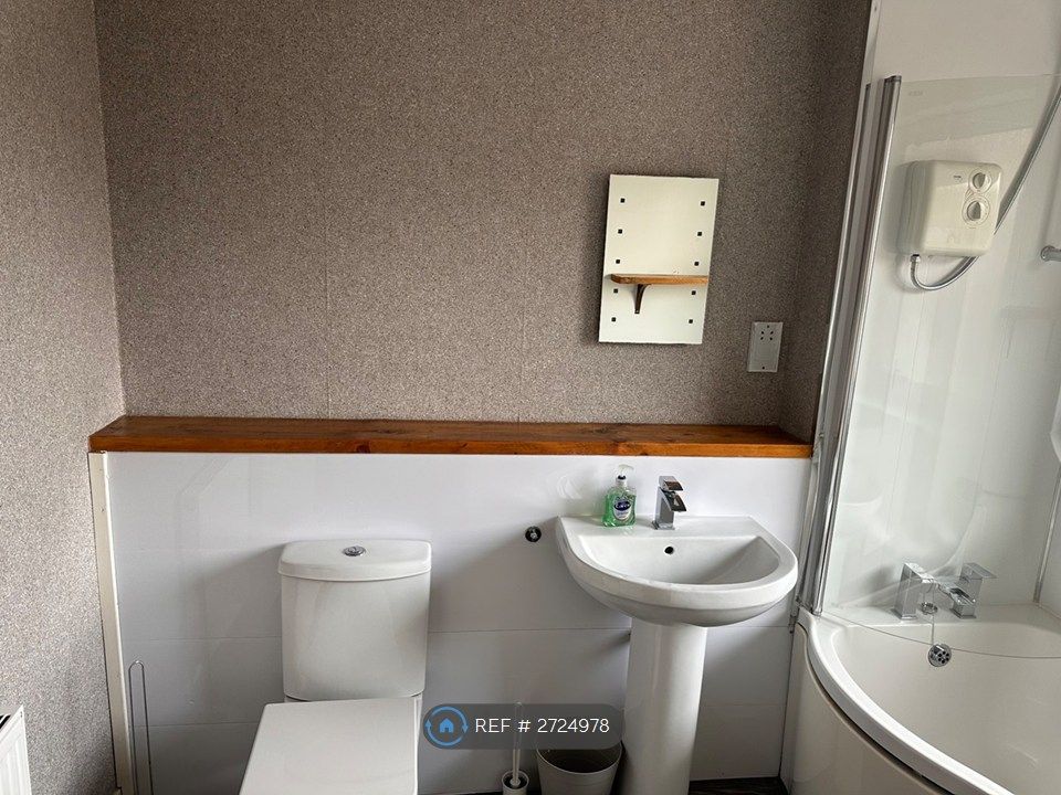 Property photo 3 of 14 Bathroom