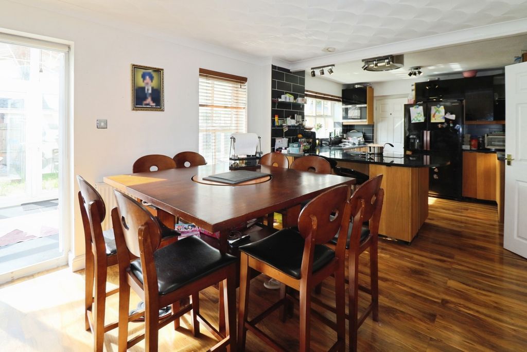 Property photo 3 of 27 Pbox-Img.Jpg