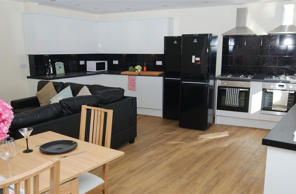 Property photo 1 of 12 Bright Open-Plan Living And Kitchen With Modern Wh...