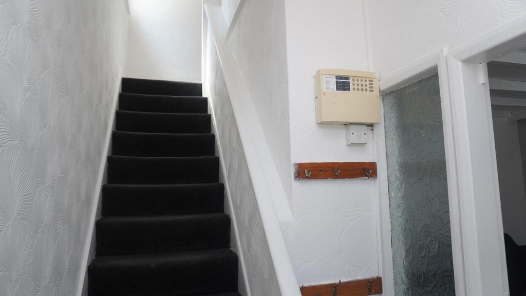 Property photo 3 of 14 Hallway