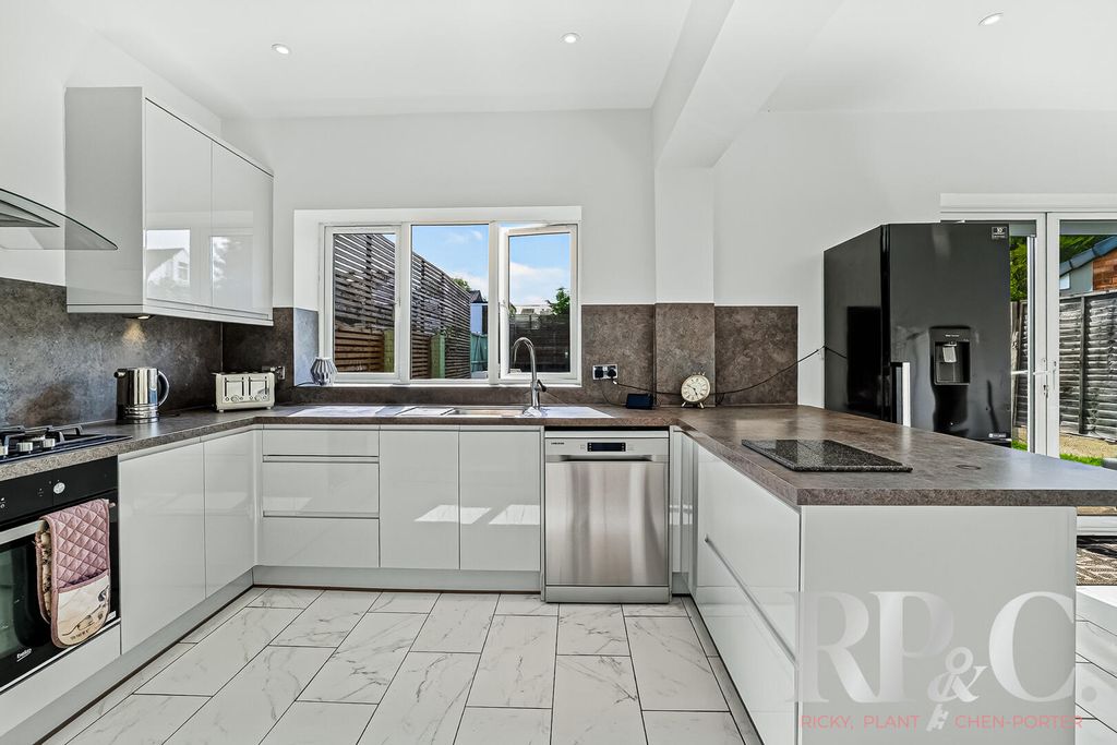 Property photo 3 of 31 Kitchen