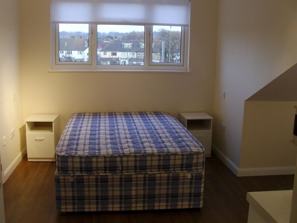 Property photo 3 of 5 120 Bunns Lane Flat 5 (5).Jpg