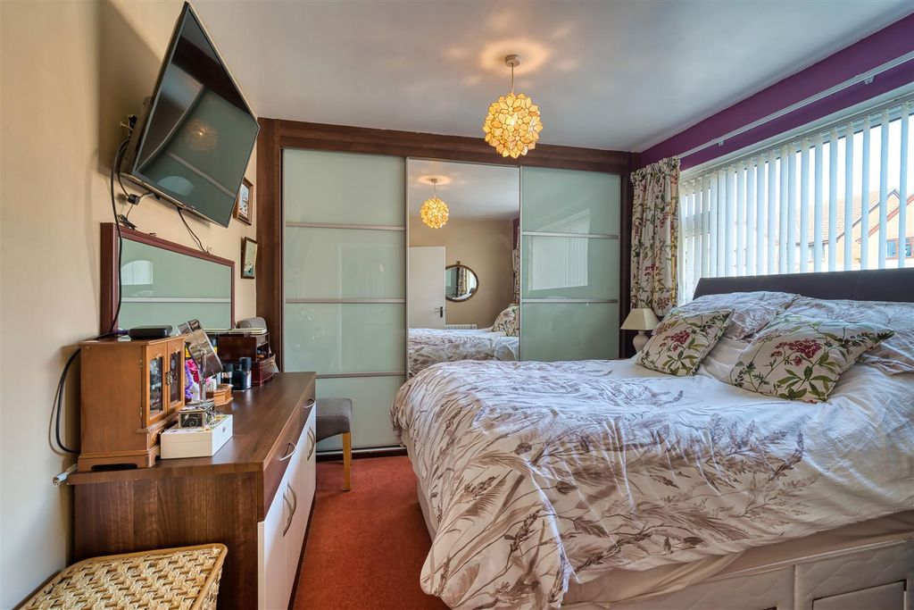 Property photo 3 of 8 Primary Bedroom