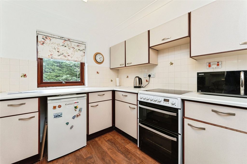 Property photo 3 of 10 Kitchen