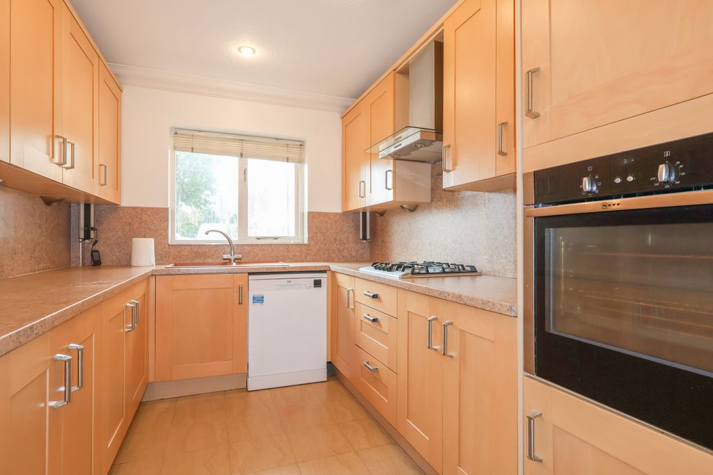 Property photo 3 of 11 Kitchen
