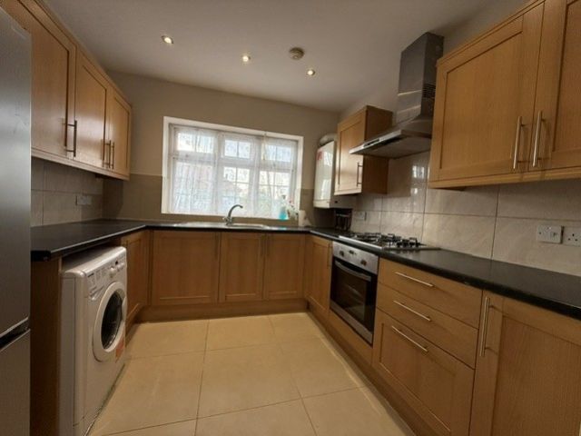 Property photo 3 of 7 Kitchen