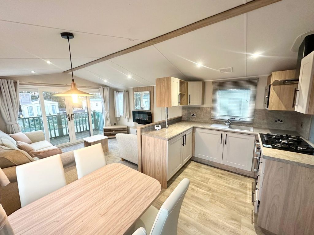 Property photo 2 of 6 Willerby Manor 12 Scaled.Jpg