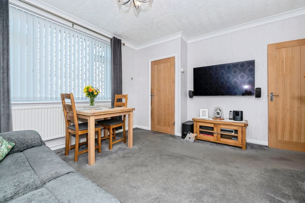 Property photo 3 of 17 Lounge