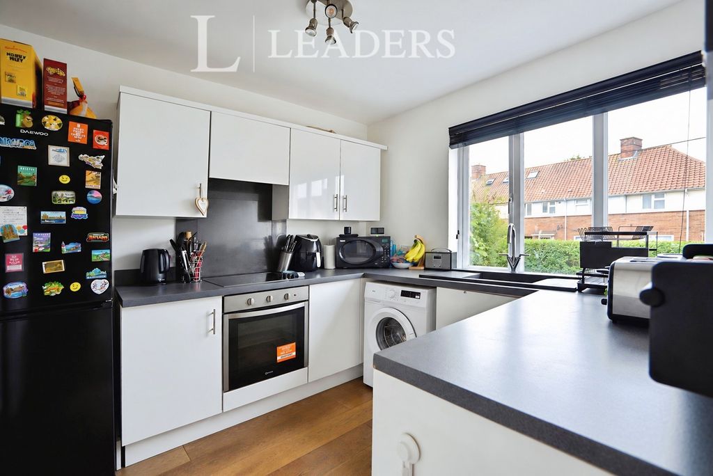Property photo 3 of 11 Kitchen