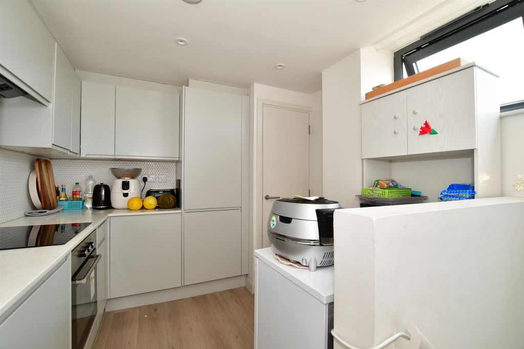Property photo 2 of 10 6