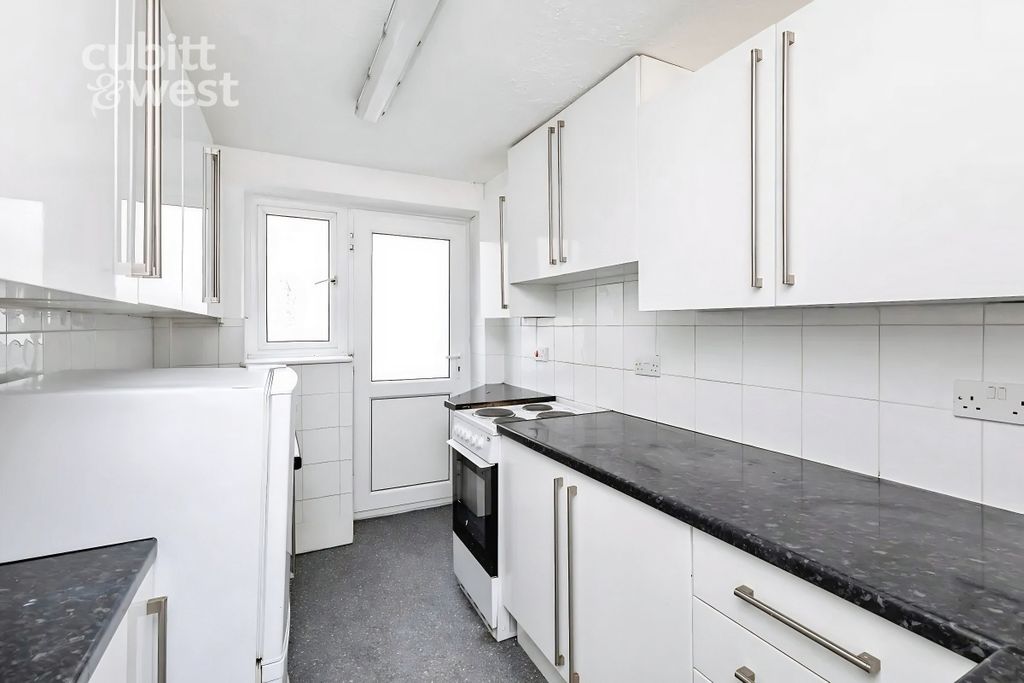 Property photo 3 of 10 Kitchen