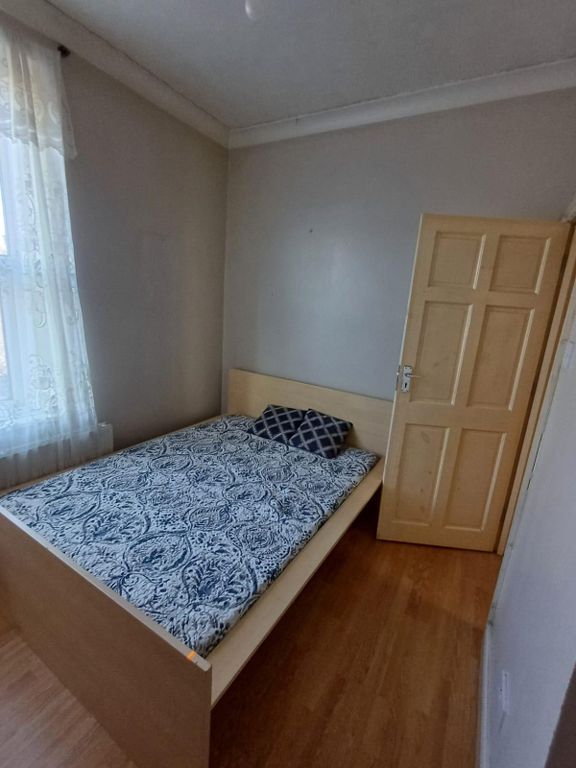 Property photo 1 of 8 Four Bedroom House Ideal For Working Families- £2800 Pcm