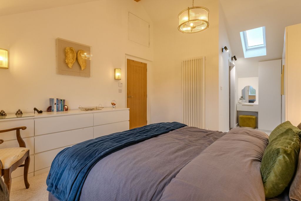 Property photo 3 of 35 Bed 1 (3)