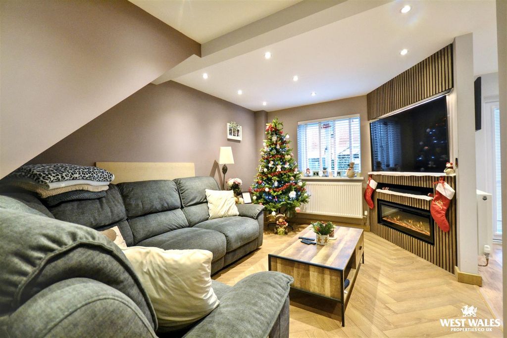 Property photo 2 of 16 Living Room