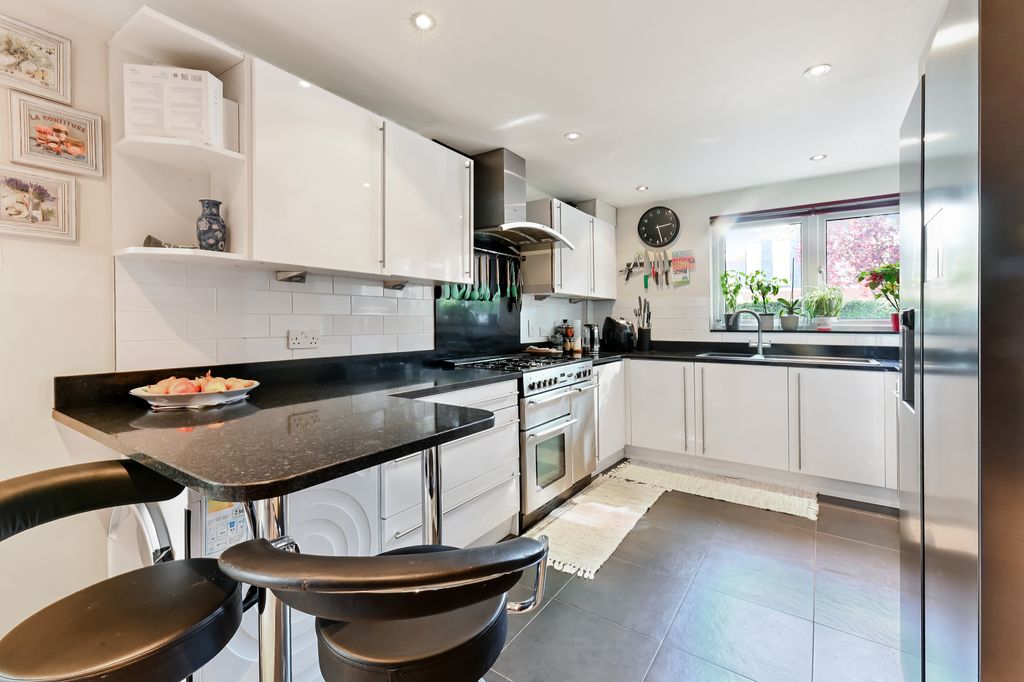 Property photo 2 of 7 Kitchen