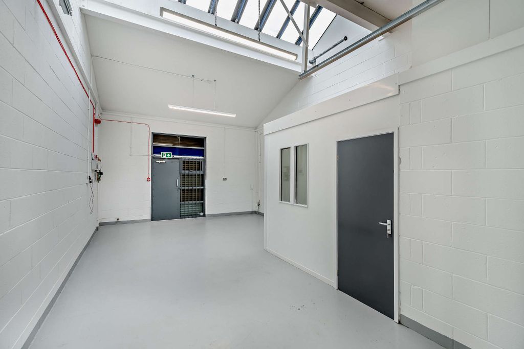 Property photo 3 of 14 8658279-Interior01-800