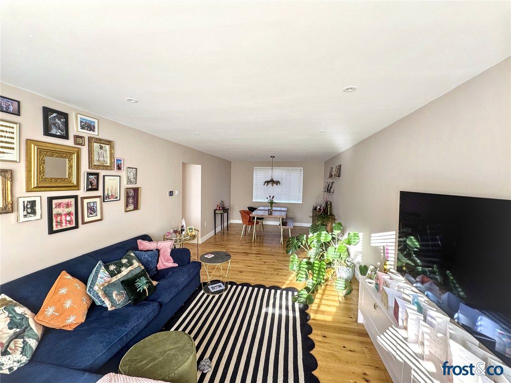 Property photo 2 of 15 Lounge