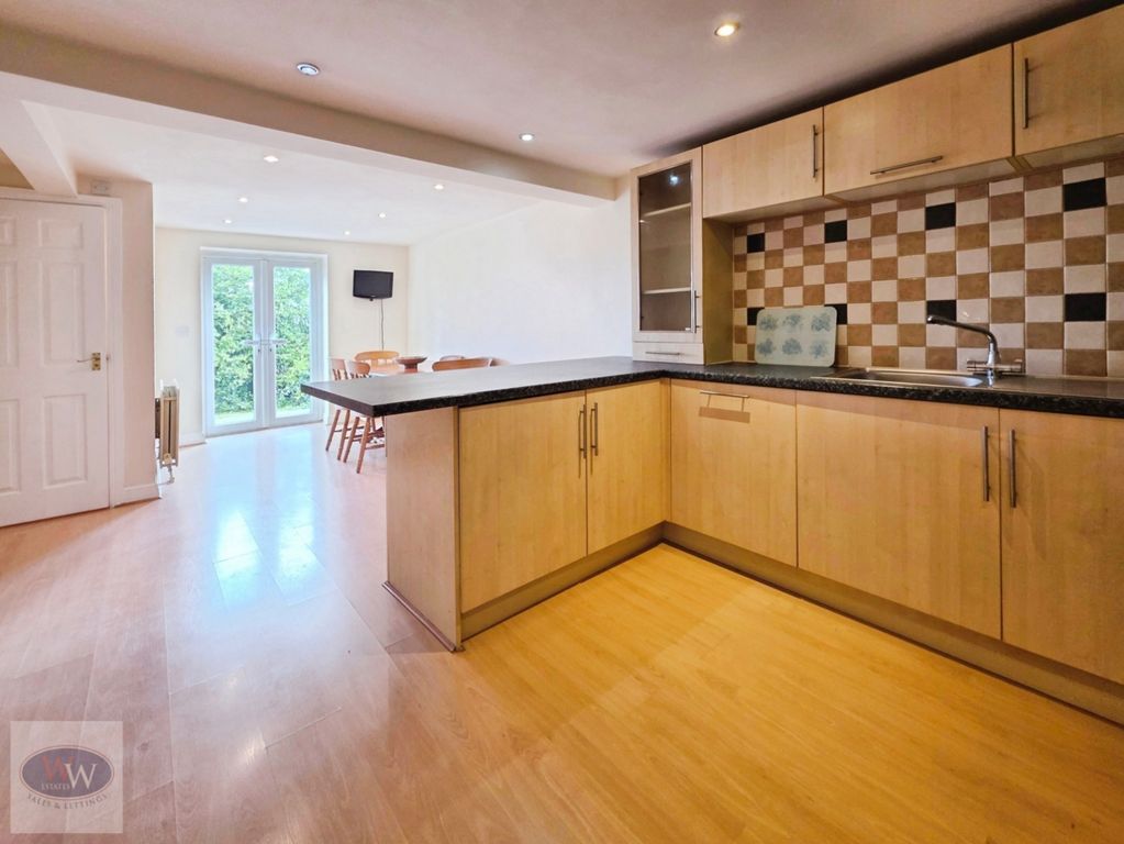 Property photo 3 of 18 Kitchen