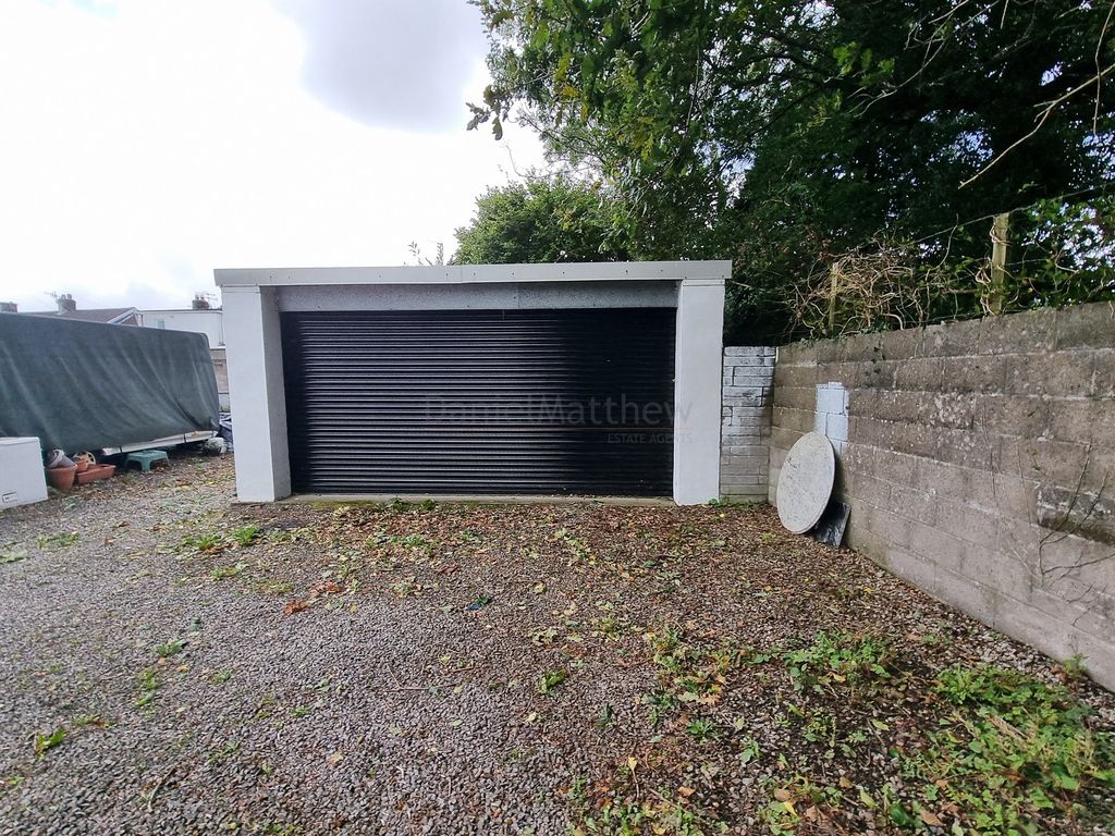 Property photo 3 of 23 Garage