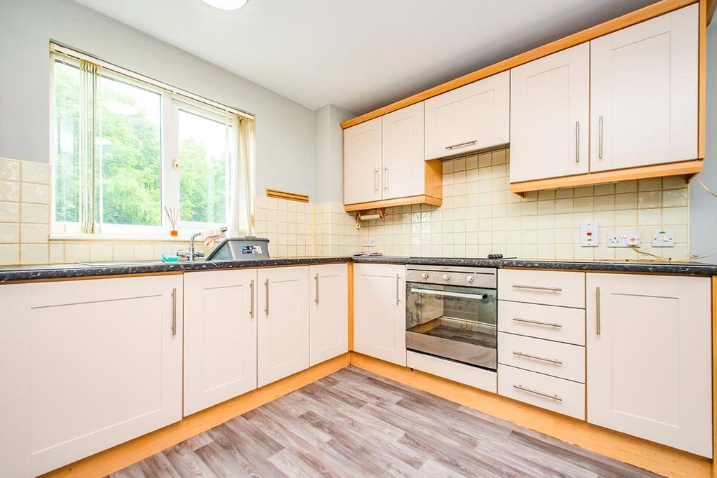 Property photo 3 of 8 Kitchen
