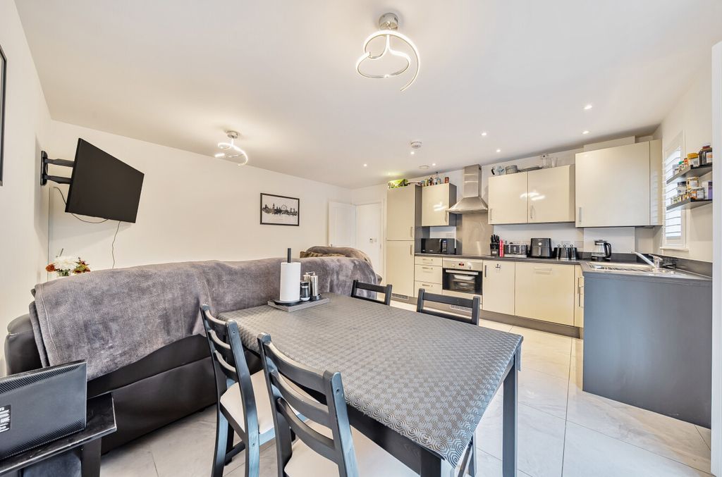 Property photo 2 of 11 1359513-12-68d6A7...