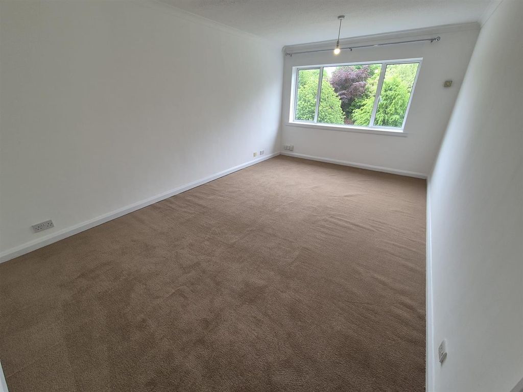 Property photo 3 of 8 Lounge