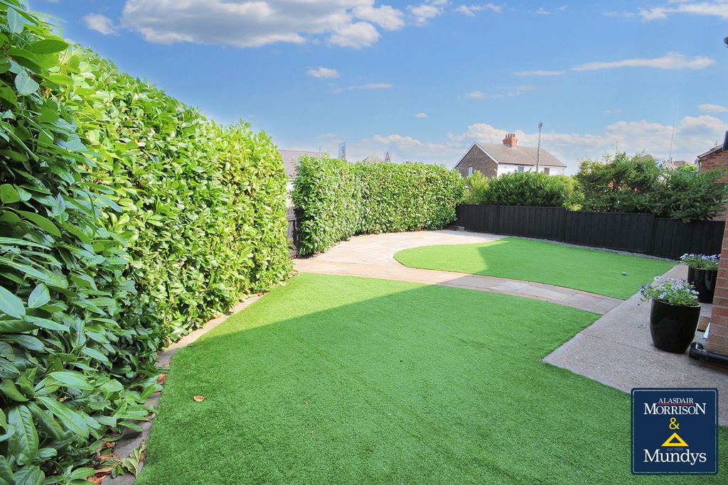 Property photo 2 of 18 Front Garden